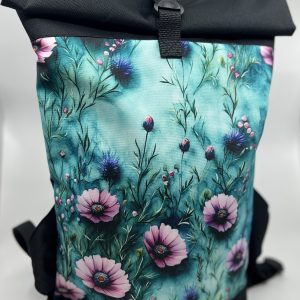 Rolovací batoh motivem květin.