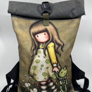 Rolovací batoh s motivem panenky.