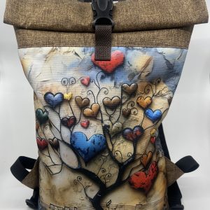 Rolovací batoh motivem stromu ze srdíčky.