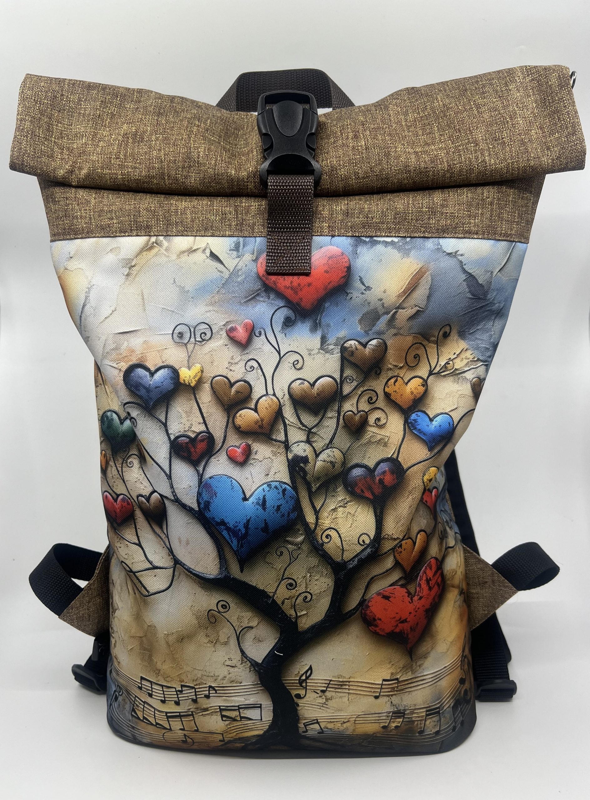 Rolovací batoh motivem stromu ze srdíčky.