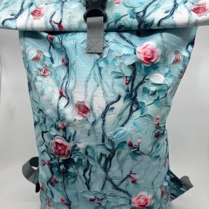 Rolovací batoh s růžemi.