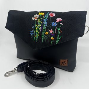 Crossbody kabelka Kaila s výšivkou lučního kvítí.