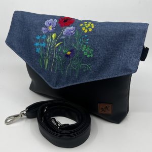 Crossbody kabelka Kaila s výšivkou lučního kvítí.