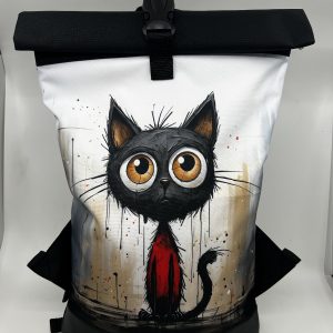 Rolovací batoh s motivem vykulené kočky s černou kombinací.
