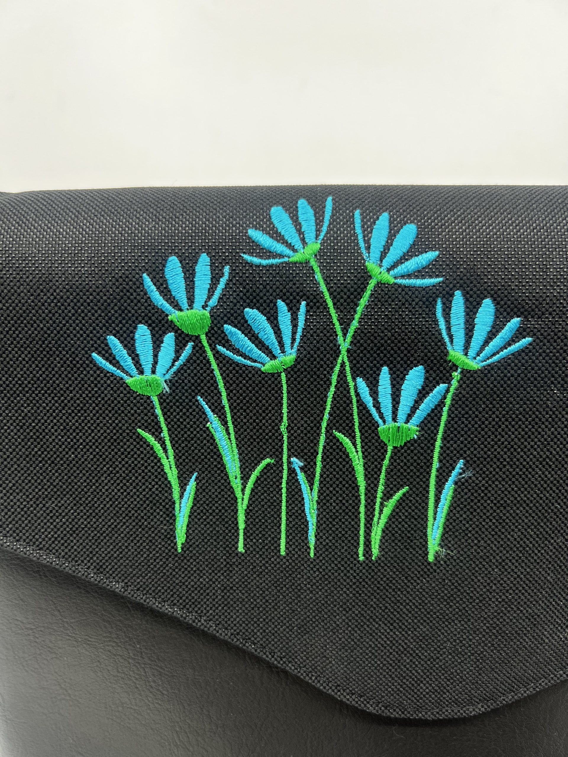 Crossbody kabelka Kaila s výšivkou modrých květů. - Image 3