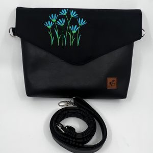 Crossbody kabelka Kaila s výšivkou modrých květů.
