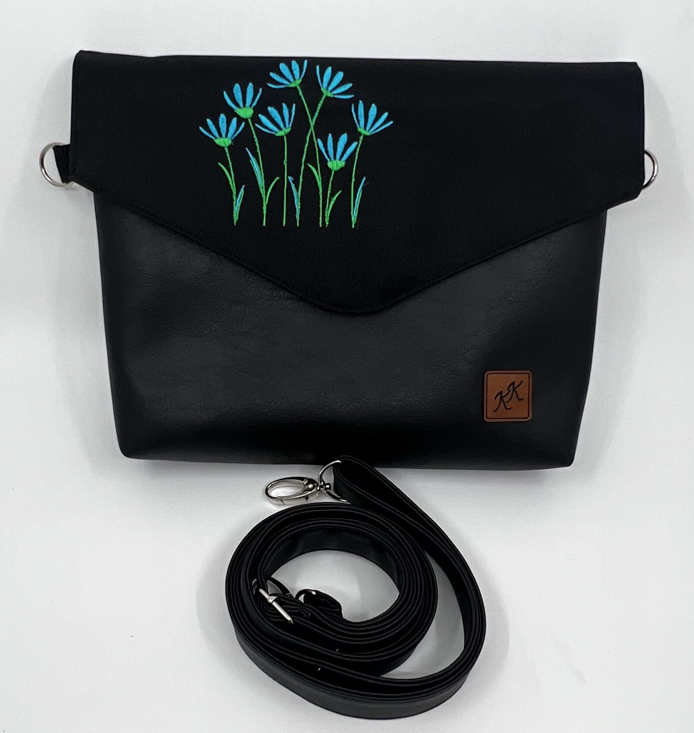 Crossbody kabelka Kaila s výšivkou modrých květů.