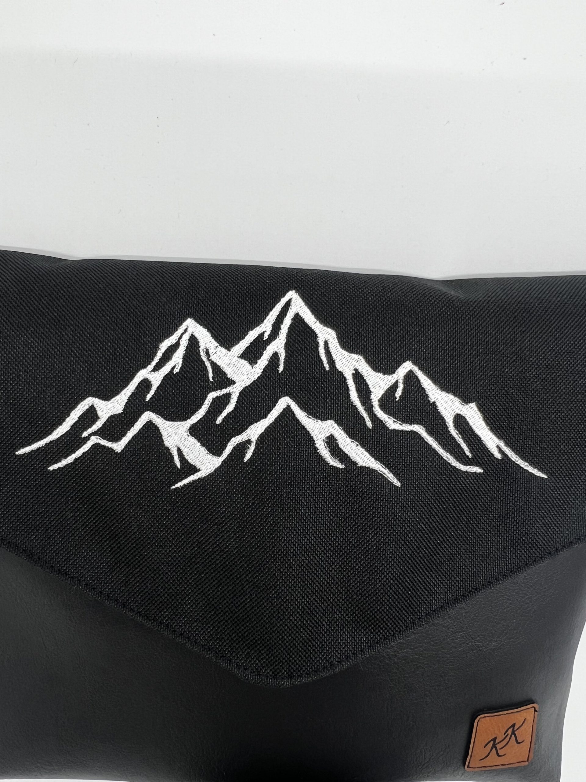 Crossbody kabelka Kaila s výšivkou hor. - Image 4