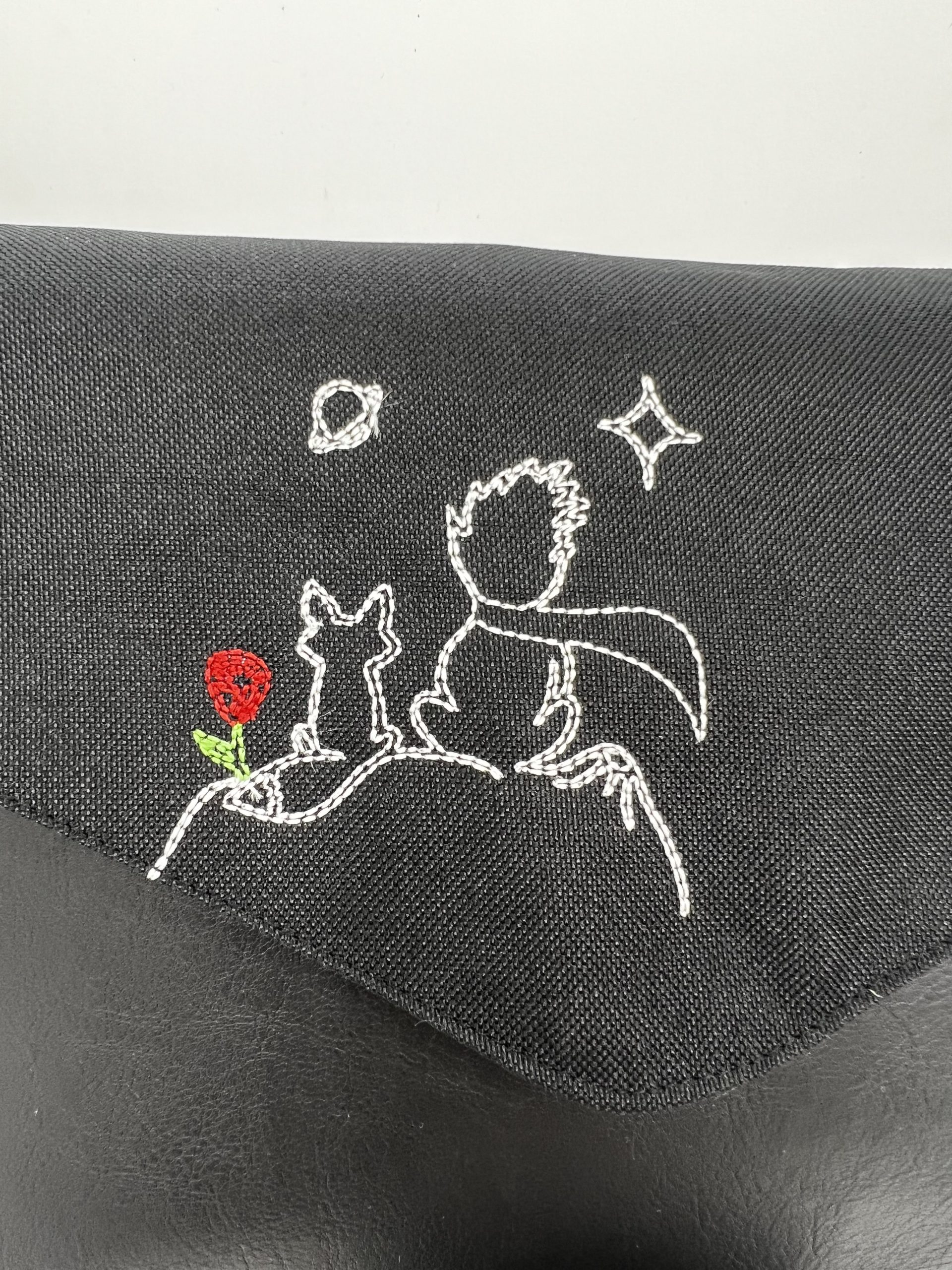 Crossbody kabelka Kaila s výšivkou malého prince. - Image 3