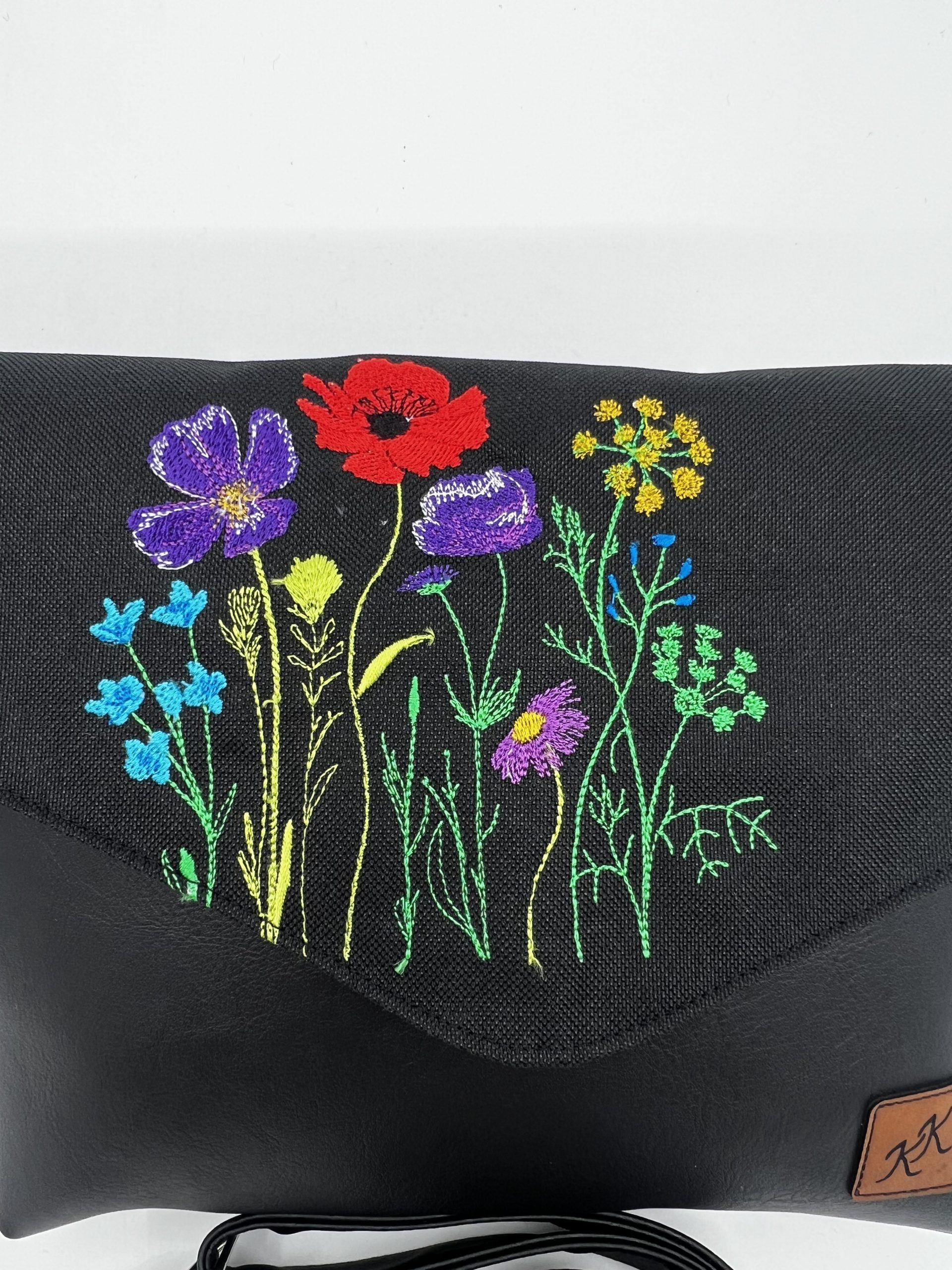 Crossbody kabelka Kaila s výšivkou lučního kvítí. - Image 4