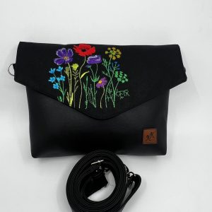 Crossbody kabelka Kaila s výšivkou lučního kvítí.