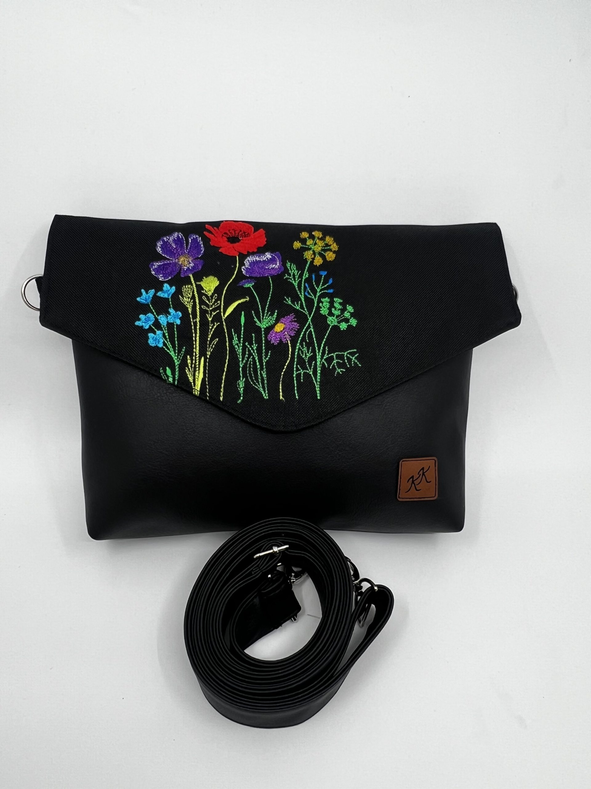 Crossbody kabelka Kaila s výšivkou lučního kvítí.