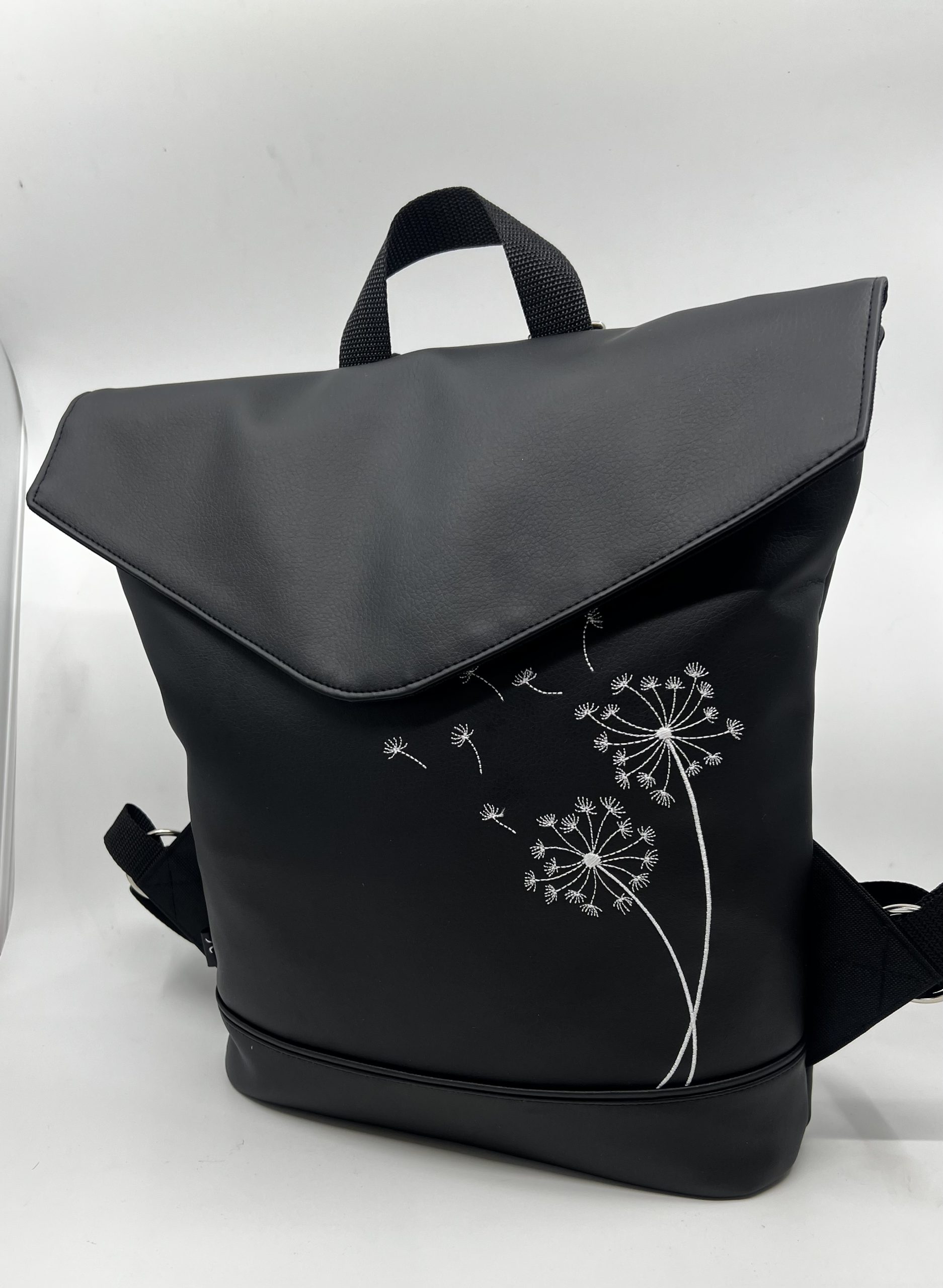 Crossbody batoh s výšivkou pampelišky ve větru. - Image 6