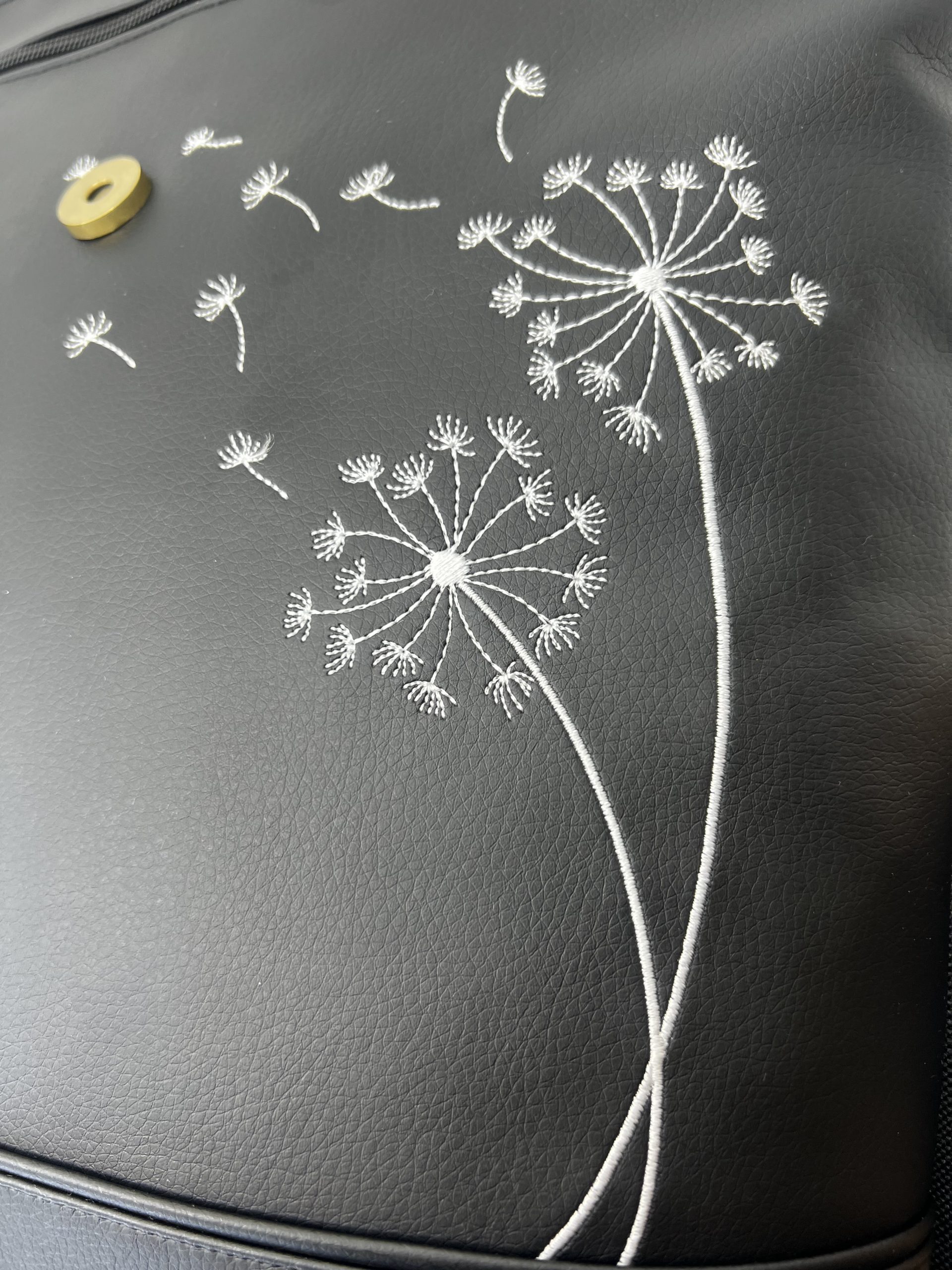 Crossbody batoh s výšivkou pampelišky ve větru. - Image 5