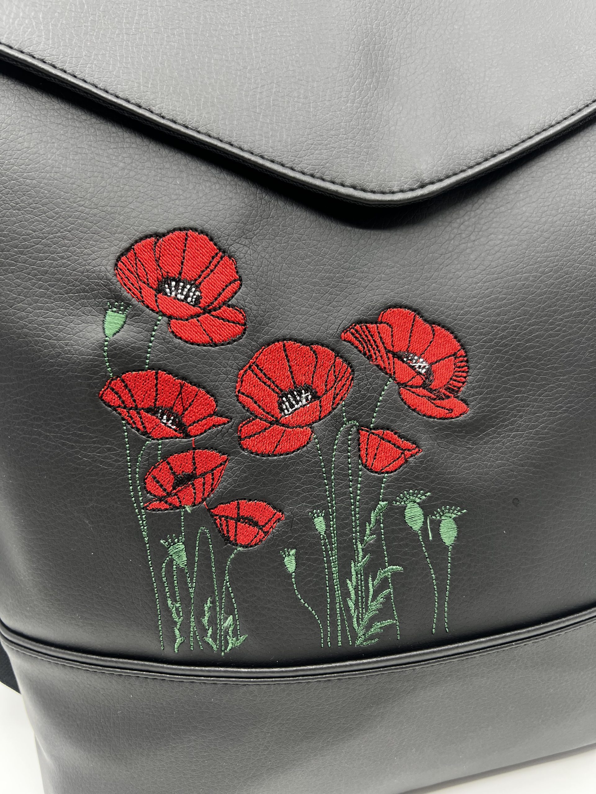 Crossbody batoh s vyšívanými vlčími máky. - Image 2