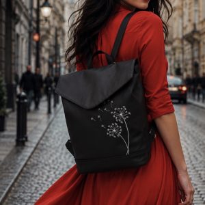 Crossbody batoh s výšivkou pampelišky ve větru.