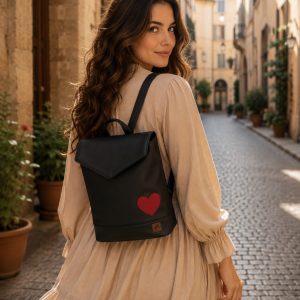Crossbody batoh s vyšívaným srdcem.