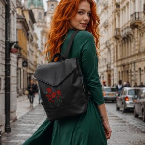 Crossbody batoh s vyšívanými vlčími máky.