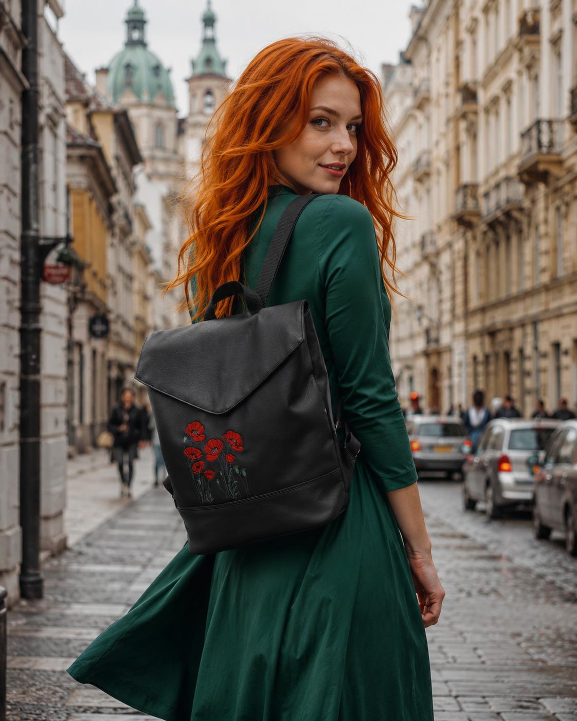 Crossbody batoh s vyšívanými vlčími máky.