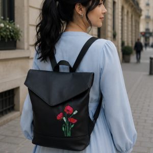 Crossbody batoh s vyšívaný vlčí mák.