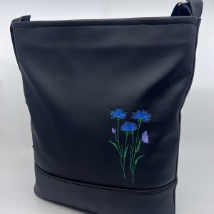 Crossbody kabelka s výšivkou chrpy.