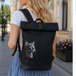 Rolovací batoh s výšivkou kočky.