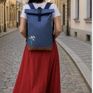 Rolovací batoh s výšivka kopretin.
