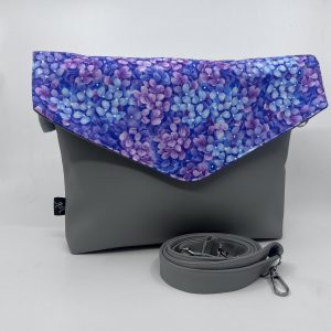 Crossbody kabelka Kaila s motivem hortenzií.