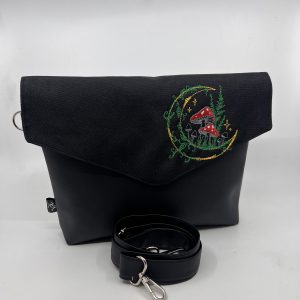 Crossbody kabelka Kaila s výšivkou mochomůrek.