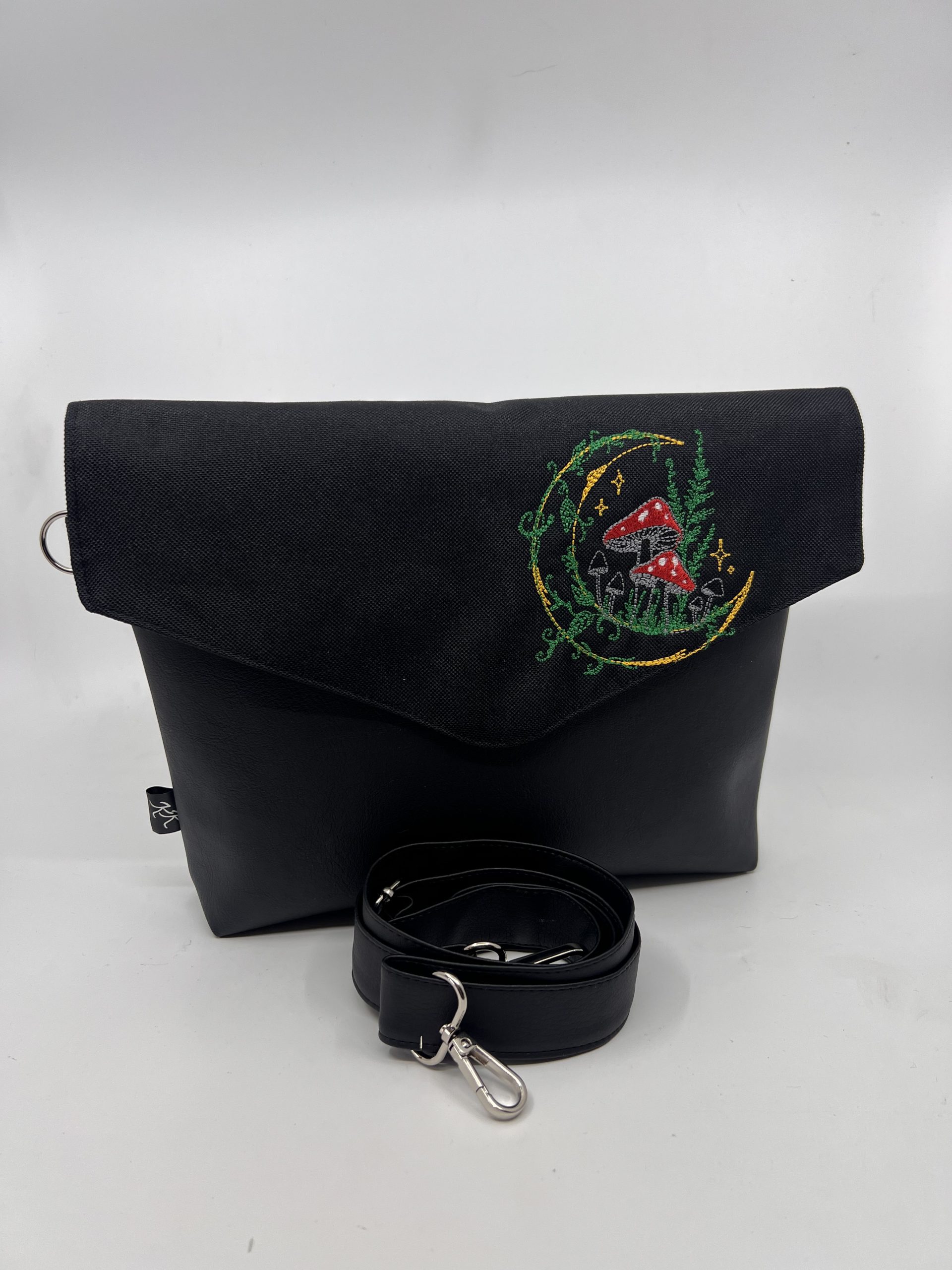 Crossbody kabelka Kaila s výšivkou mochomůrek.