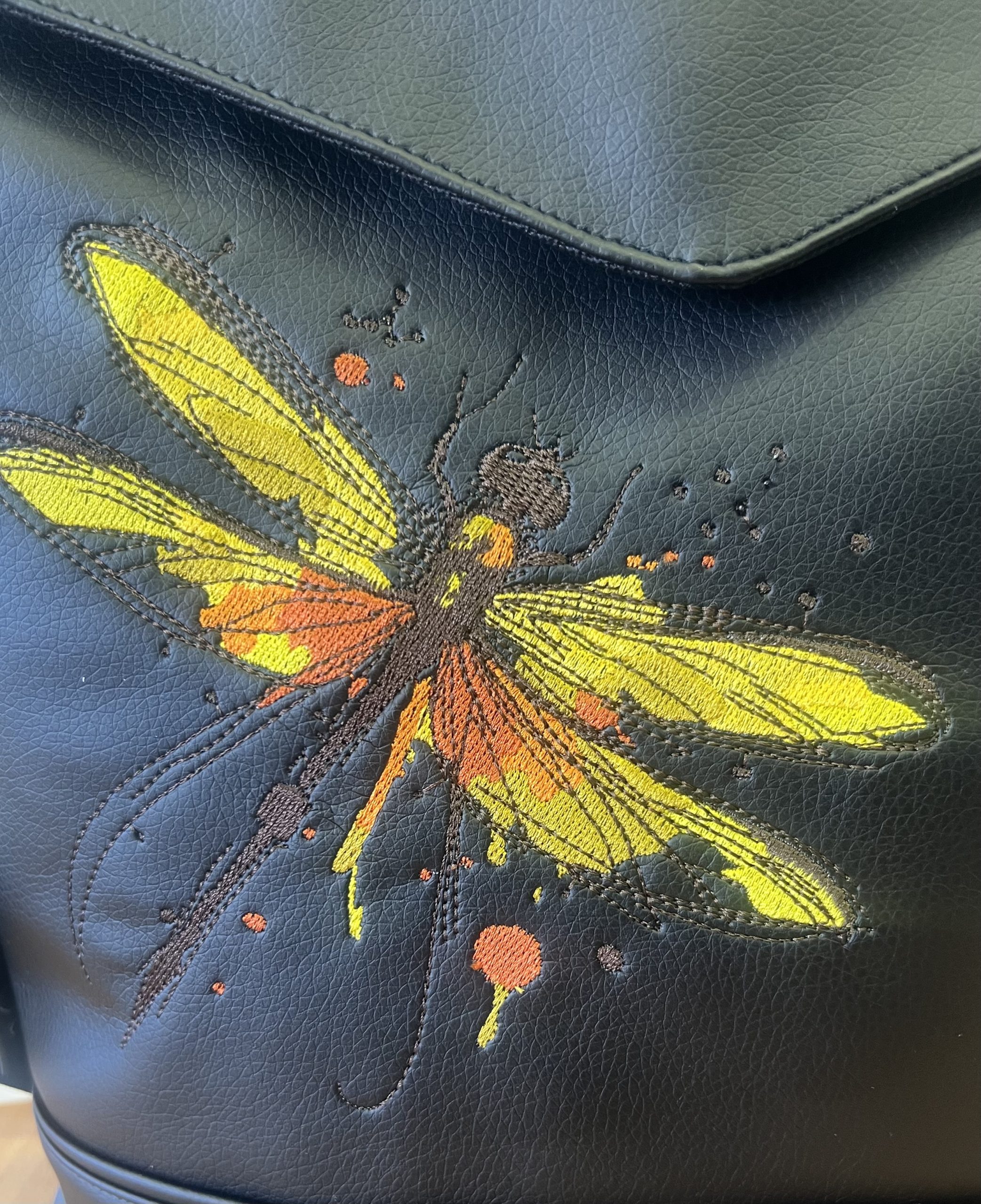 Crossbody batoh s vyšívaný motiv vážky v žlutých barvách. - Image 5