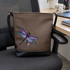 Crossbody kabelka s výšivkou vážky v růžových tónech.
