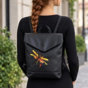 Crossbody batoh s vyšívaný motiv vážky v žlutých barvách.