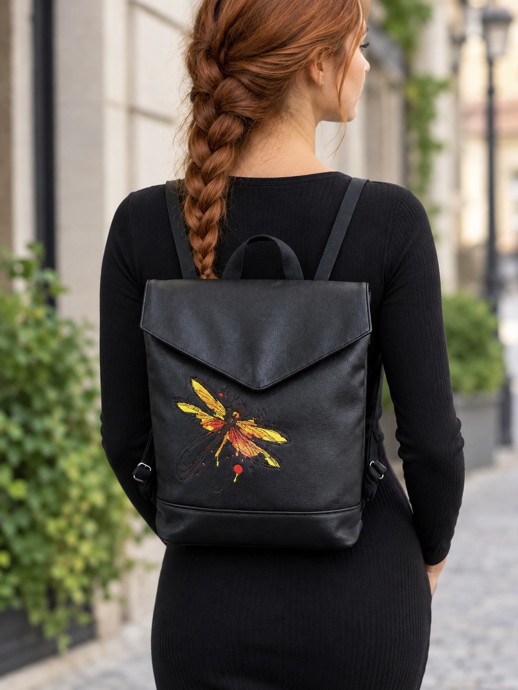 Crossbody batoh s vyšívaný motiv vážky v žlutých barvách.