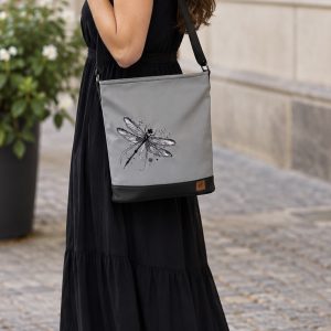 Crossbody kabelka s výšivkou vážky v šedých barvách.