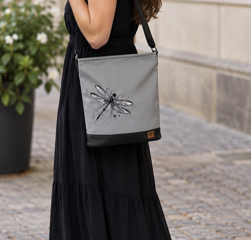 Crossbody kabelka s výšivkou vážky v šedých barvách.