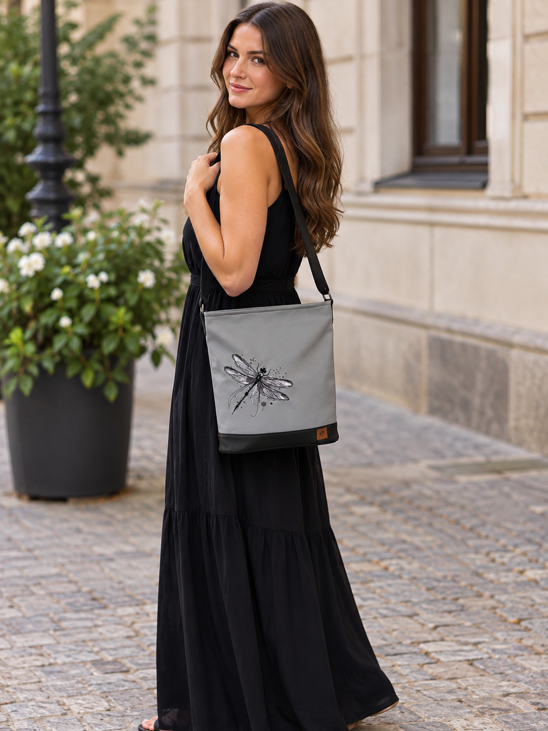 Crossbody kabelka s výšivkou vážky v šedých barvách. - Image 4