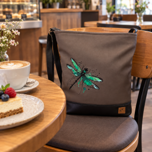 Crossbody kabelka s výšivkou v zelených tónech.